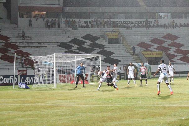 A necessidade de vitória era indiscutível. Mas o Santa Cruz mostrou dificuldades na criação e viu o ABC sair em vantagem, em uma das poucas chances que criou. Depois, o gramado encharcou e aí começou o desespero coral, com chutes de fora da área e bolas alçadas. Nada disso chegou a ameaçar seriamente a vitória potiguar, que deixou o Tricolor em situação delicada na tabela da Série B.