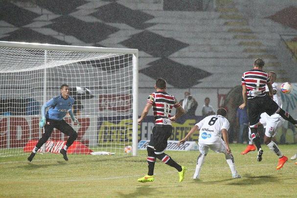 A necessidade de vitória era indiscutível. Mas o Santa Cruz mostrou dificuldades na criação e viu o ABC sair em vantagem, em uma das poucas chances que criou. Depois, o gramado encharcou e aí começou o desespero coral, com chutes de fora da área e bolas alçadas. Nada disso chegou a ameaçar seriamente a vitória potiguar, que deixou o Tricolor em situação delicada na tabela da Série B.