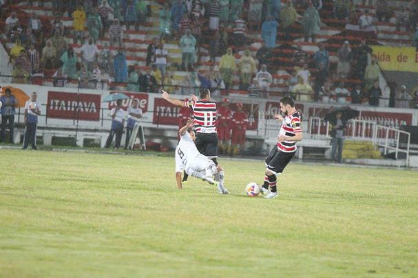 A necessidade de vitória era indiscutível. Mas o Santa Cruz mostrou dificuldades na criação e viu o ABC sair em vantagem, em uma das poucas chances que criou. Depois, o gramado encharcou e aí começou o desespero coral, com chutes de fora da área e bolas alçadas. Nada disso chegou a ameaçar seriamente a vitória potiguar, que deixou o Tricolor em situação delicada na tabela da Série B.
