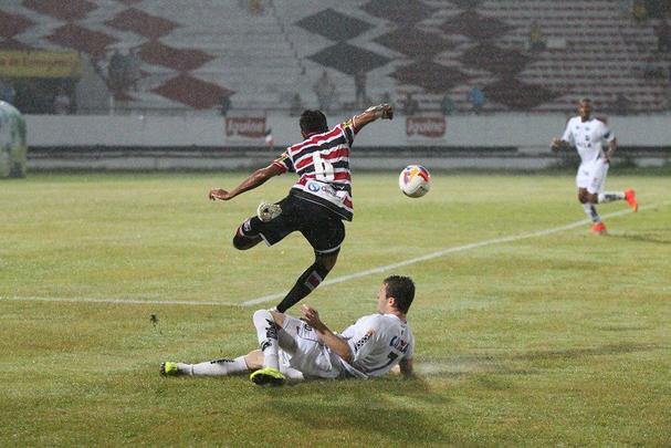 A necessidade de vitória era indiscutível. Mas o Santa Cruz mostrou dificuldades na criação e viu o ABC sair em vantagem, em uma das poucas chances que criou. Depois, o gramado encharcou e aí começou o desespero coral, com chutes de fora da área e bolas alçadas. Nada disso chegou a ameaçar seriamente a vitória potiguar, que deixou o Tricolor em situação delicada na tabela da Série B.