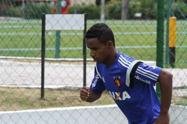 09/01/15 - Elber realizando o 'soccer test' em seu primeiro dia como jogador do Sport.
