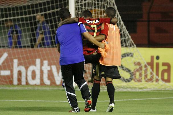 16/04/15 - Na partida de volta contra o CENE, pela Copa do Brasil, um susto: ainda aos 30 minutos do primeiro tempo, Elber deixou o campo após sofrer uma entorse no tornozelo, e foi substituído por Samuel. O Rubro-negro venceu por 4 a 1 e avançou, mas a situação do meia-atacante era preocupante. Só que a lesão não teve grandes consequências. Dez dias depois, o meia-atacante voltava a atuar 90 minutos pelo Sport, no empate em 1 a 1 contra o Salgueiro que eliminou o Leão nas smifinais do Pernambucano.