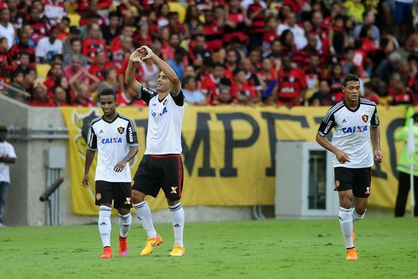 17/05/15 - No Campeonato Braisleiro, o grande momento de Elber foi no empate por 2 a 2 contra o Flamengo. Em pleno Maracanã, ele foi protagonista de um verdadeiro golaço: recebeu um passe de calcanhar de Joelinton e bateu com a parte externa do pé direito, sem chances para o goleiro Paulo Victor.
