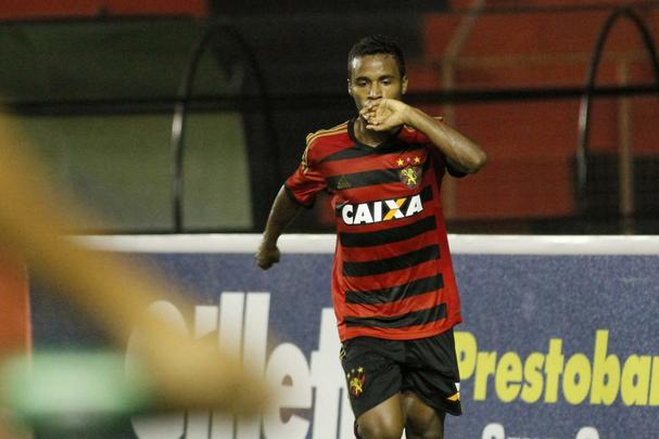 18/03/15 - Elber comemora o gol marcado contra o Sampaio, o primeiro da vitória do Leão por 3 a 1.