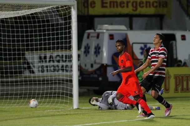 31/01/15 - Elber empurra a bola para o fundo das redes após receber cruzamento rasteiro de Wendel no terceiro gol rubro-negro, que definiu o placar.