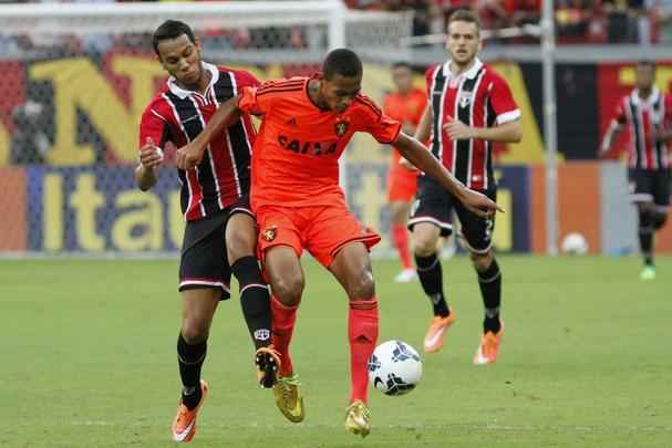 O centroavante de 1,90m foi o autor do gol da vitória do Sport por 1 a 0 em cima do São Paulo, também na Série A 2014, terminando o ano e o campeonato como um dos destaques da campanha leonina.