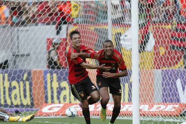O primeiro gol de Joelinton como profissional foi na Arena Pernambuco, no jogo contra o Fluminense, pela Srie A do Campeonato Brasileiro de 2014. Na ocasio o placar do jogo terminou empatado em 2 a 2.