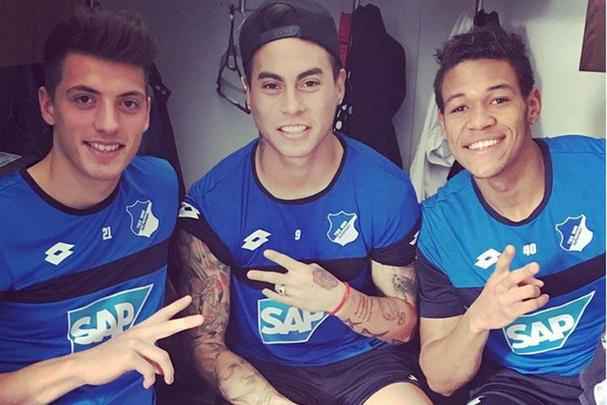 Na Alemanha, Joelinton tem sido preparado tecnicamente e fisicamente. Na primeira parte do Campeonato Alemo, o atacante foi para banco de reservas duas vezes e ganhou apenas uma oportunidade de ser acionado. Enquanto isso, tem se entrosado com o grupo, como nessa foto ao lado do chileno Vargas, ex-Grmio.