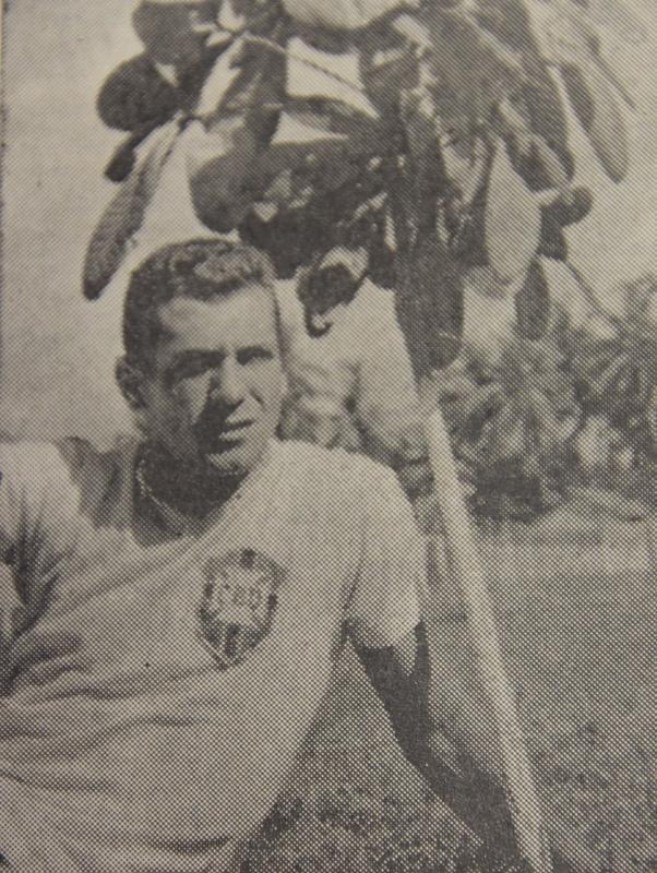 Em um treino da Seleo Cacareco em preparao para o Sul-Americano Extra (Copa Amrica), em 1959, no Equador, goleiro Walter, ento atleta do Santa Cruz, posa para foto. Os jogadores receberam os uniformes da Seleo Brasileira apenas quando chegaram ao Rio de Janeiro.