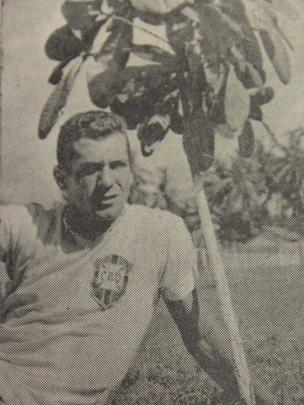 Em um treino da Seleção Cacareco em preparação para o Sul-Americano Extra (Copa América), em 1959, no Equador, goleiro Walter, então atleta do Santa Cruz, posa para foto. Os jogadores receberam os uniformes da Seleção Brasileira apenas quando chegaram ao Rio de Janeiro.