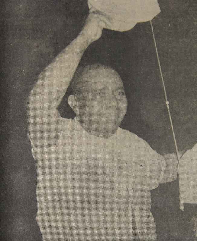 A Seleo Brasileira foi liderada pelo tcnico Gentil Cardoso. Antes do incio do Sul-Americano Extra (Copa Amrica), em 1959, no Equador, ele adotou medidas de carter militar. O comandante j havia servido  Marinha e exigiu que os atletas cortassem o cabelo no estilo de soldado e ainda trouxe um maestro para ensinar o hino nacional a todos os jogadores.