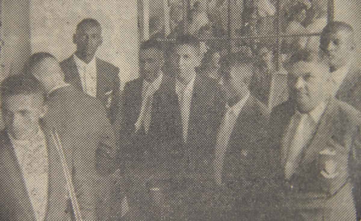 Jogadores da Seleo Brasileira chamam ateno do pblico local aps a chegada no Equador para a disputa da Copa Amrica em 1959. Eles j vestem os ternos feitos sob medida para a delegao. Na poca, o traje foi uma das pistas encontradas pelo Diario de Pernambuco para saber quais jogadores estavam na lista final do tcnico Gentil Cardoso. Incialmente, 35 atletas foram convocados para treinamentos na sede do Santa Cruz, incluindo membros do bis, Ferrovirio e Asas. No fim, apenas jogadores de Nutico, Sport e Santa Cruz foram escolhidos.