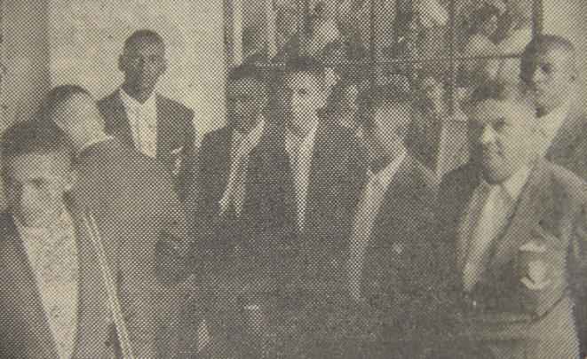 Jogadores da Seleção Brasileira chamam atenção do público local após a chegada no Equador para a disputa da Copa América em 1959. Eles já vestem os ternos feitos sob medida para a delegação. Na época, o traje foi uma das pistas encontradas pelo Diario de Pernambuco para saber quais jogadores estavam na lista final do técnico Gentil Cardoso. Incialmente, 35 atletas foram convocados para treinamentos na sede do Santa Cruz, incluindo membros do Íbis, Ferroviário e Asas. No fim, apenas jogadores de Náutico, Sport e Santa Cruz foram escolhidos.