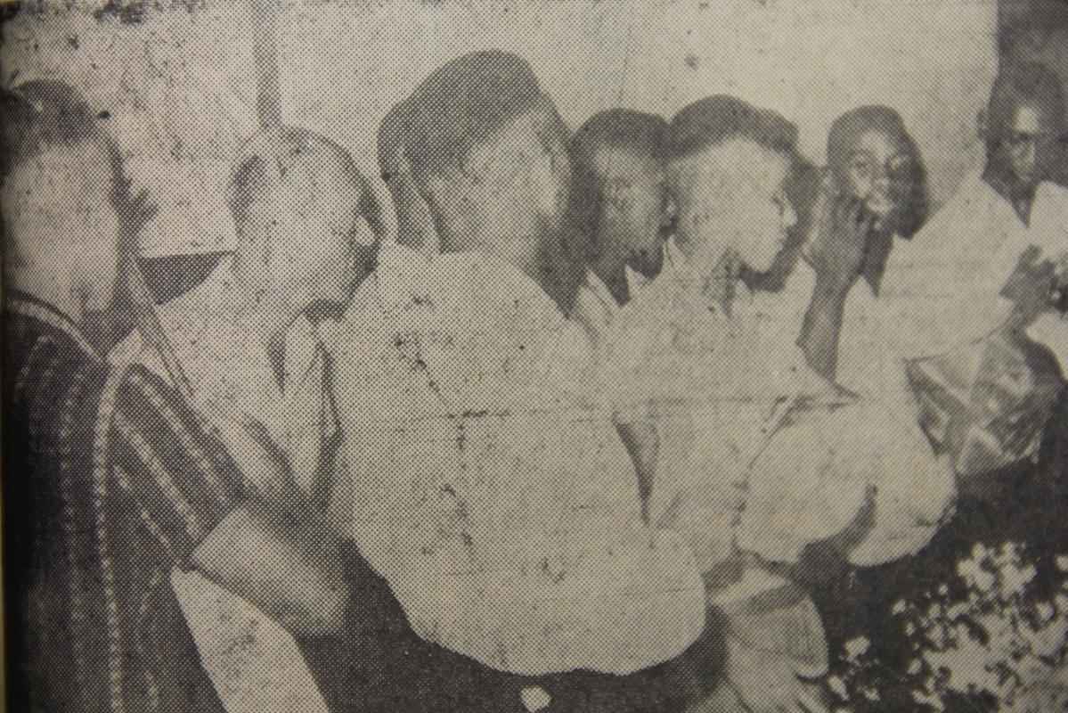 Jogadores da Seleo Cacareco e do Uruguai confraternizam no hotel aps o jogo no Sul-Americano Extra de 1959 (Copa Amrica), no Equador. A imprensa noticiou, na poca, a parceria entre as delegaes.