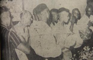 Jogadores da Seleo Cacareco e do Uruguai confraternizam no hotel aps o jogo no Sul-Americano Extra de 1959 (Copa Amrica), no Equador. A imprensa noticiou, na poca, a parceria entre as delegaes.