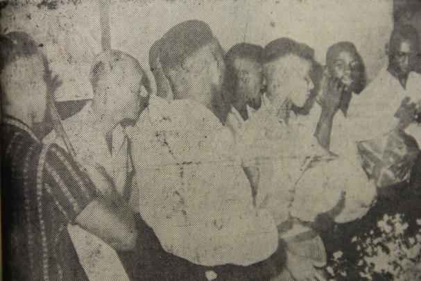 Jogadores da Seleção Cacareco e do Uruguai confraternizam no hotel após o jogo no Sul-Americano Extra de 1959 (Copa América), no Equador. A imprensa noticiou, na época, a parceria entre as delegações.