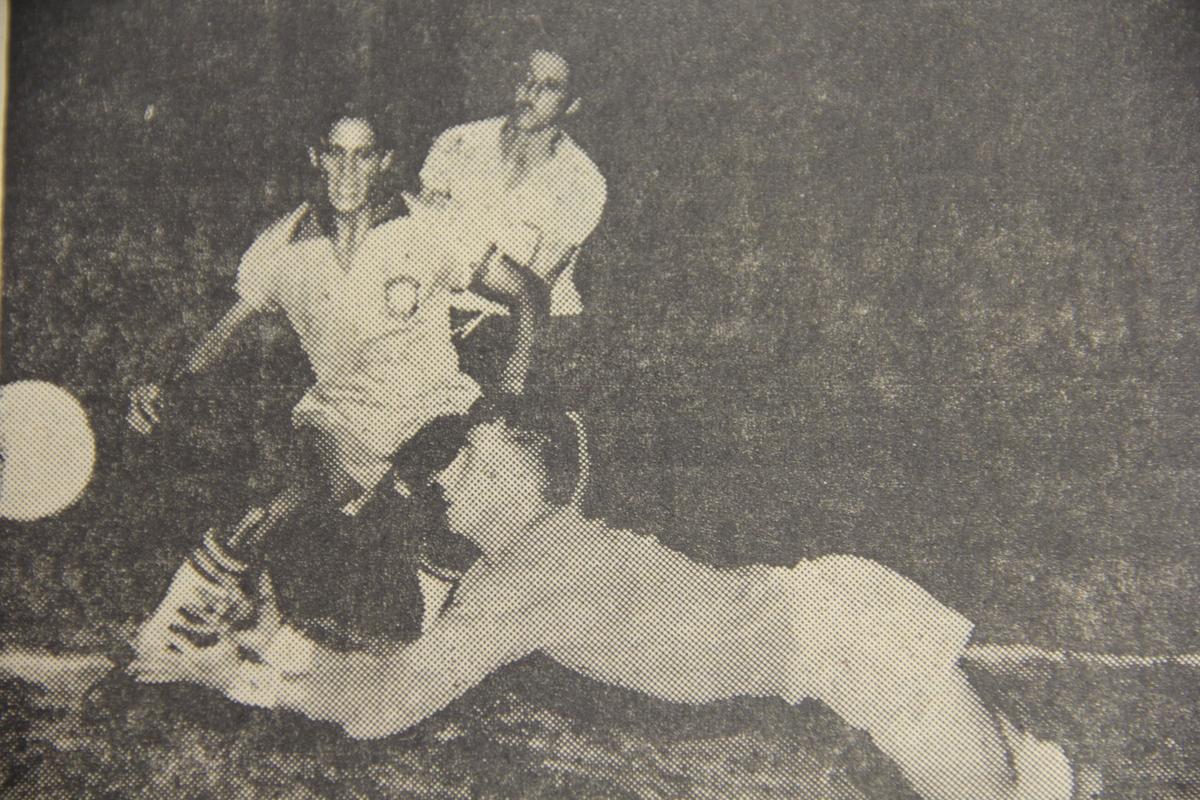 Lance do jogo entre a Seleo Cacareco (Brasil) e o Equador pelo Sul-Americano Extra (Copa Amrica) de 1959, no Equador. Na foto, goleiro Waldemar faz defesa na partida que terminou em 3 a 1 para os brasileiros. Era a terceira rodada.