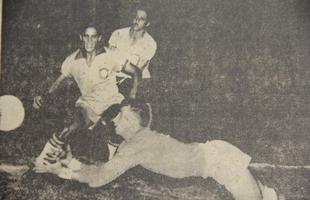 Lance do jogo entre a Seleo Cacareco (Brasil) e o Equador pelo Sul-Americano Extra (Copa Amrica) de 1959, no Equador. Na foto, goleiro Waldemar faz defesa na partida que terminou em 3 a 1 para os brasileiros. Era a terceira rodada.