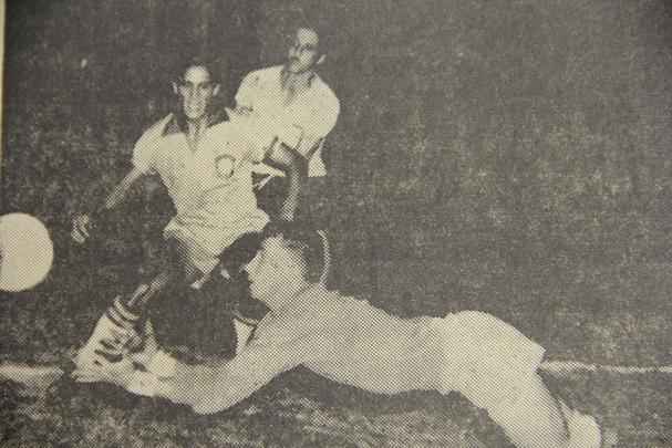 Lance do jogo entre a Seleo Cacareco (Brasil) e o Equador pelo Sul-Americano Extra (Copa Amrica) de 1959, no Equador. Na foto, goleiro Waldemar faz defesa na partida que terminou em 3 a 1 para os brasileiros. Era a terceira rodada.