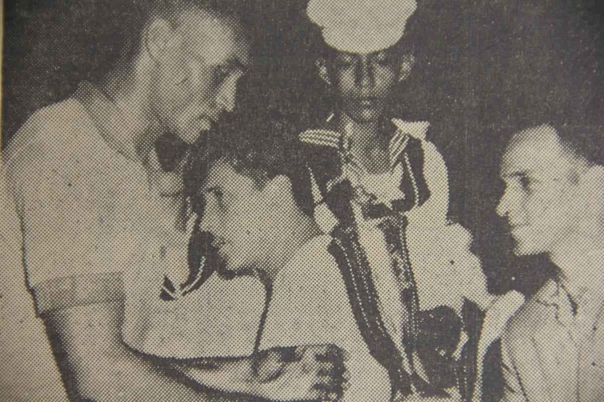 Seleo Cacareco ganha taa comemorativa depois de vencer o Equador no Sul-Americano Extra (Copa Amrica) de 1959, no Equador. Na foto, o zagueiro e capito recebe o trofu dado em todos jogos dos donos da casa ao vencedor do confronto.