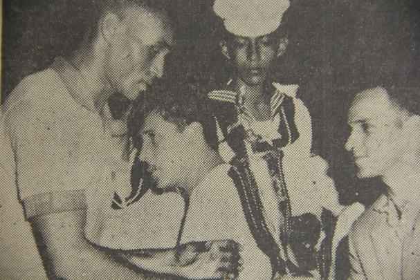 Seleo Cacareco ganha taa comemorativa depois de vencer o Equador no Sul-Americano Extra (Copa Amrica) de 1959, no Equador. Na foto, o zagueiro e capito recebe o trofu dado em todos jogos dos donos da casa ao vencedor do confronto.