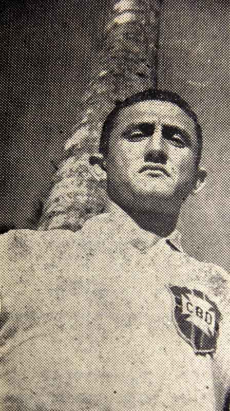 Z Maria, ento volante do Sport, posa para foto com a camisa da Seleo Brasileira. Jogador assumiu uma vaga de titular na Copa Amrica aps a derrota do Brasil para o Uruguai.