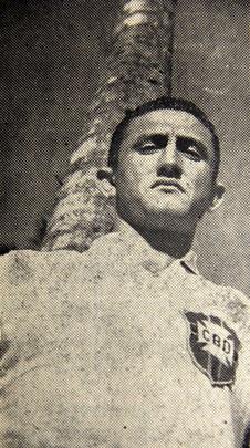 Zé Maria, então volante do Sport, posa para foto com a camisa da Seleção Brasileira. Jogador assumiu uma vaga de titular na Copa América após a derrota do Brasil para o Uruguai.