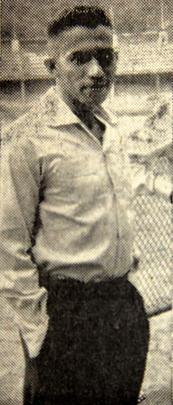 Então atacante do Sport, Traçaia posa para foto nas Laranjeiras ainda sem o padrão da Seleção Brasileira.