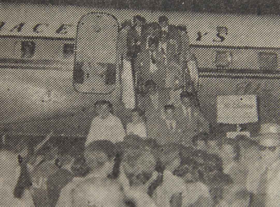A imagem mostra a Seleo Cacareco desembarcando no Equador para representar o Brasil no Sul-Americano Extra de 1959, competio que passou a ser chamada de Copa Amrica.
