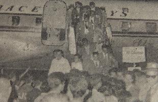 A imagem mostra a Seleo Cacareco desembarcando no Equador para representar o Brasil no Sul-Americano Extra de 1959, competio que passou a ser chamada de Copa Amrica.