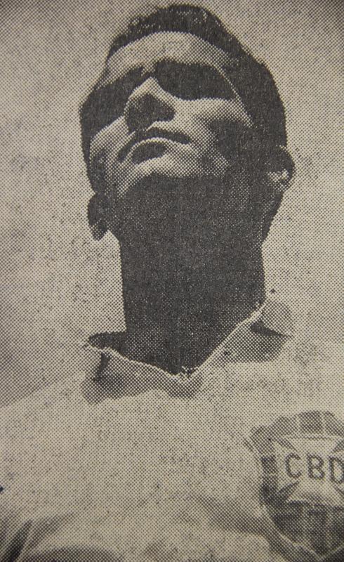 Givaldo, ento lateral esquerdo do Nutico, com a camisa da Seleo Brasileira, em preparao para o Sul-Americano Extra de 1959 (Copa Amrica).