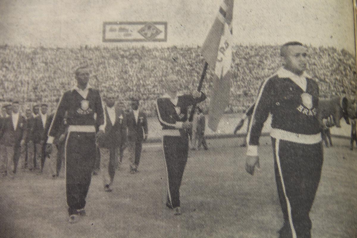  Massagista Joo de Maria desfila com o rinoceronte Cacareco, mascote a Seleo Brasileira na abertura do Sul-Americano Extra (Copa Amrica) de 1959, no Equador. 