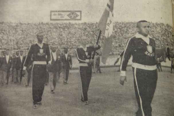 Massagista Joo de Maria desfila com o rinoceronte Cacareco, mascote a Seleo Brasileira na abertura do Sul-Americano Extra (Copa Amrica) de 1959, no Equador. 