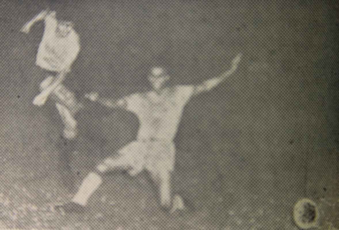 Lance do jogo entre a Seleo Cacareco e o Uruguai no Sul-Americano Extra (Copa Amrica) de 1959, no Equador.