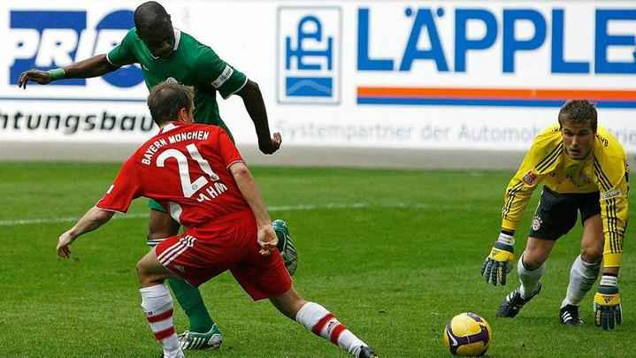 De acordo com levantamento realizado pelo jornal Sportbild, com um gol feito a cada 72 minutos na Bundesliga , o brasileiro virou dono da melhor média da história do campeonato, deixando para trás ninguém menos que Gerd Müller - com um gol a cada 77 minutos.