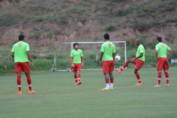 Aps negar proposta do Cear, Lisca segue no Nutico e monta o time de olho no jogo contra o Oeste, no prximo sbado, na Arena Pernambuco