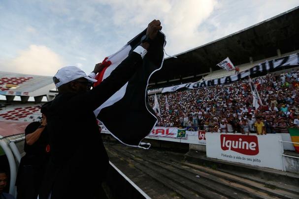 Grafite foi recebido por mais de três mil pessoas no Arruda. O jogador assina contrato de um ano com o Santa