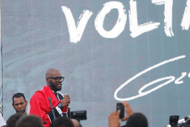 Grafite foi recebido por mais de três mil pessoas no Arruda. O jogador assina contrato de um ano com o Santa