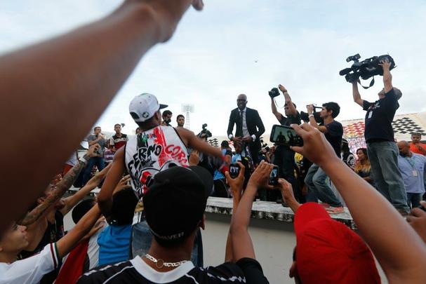 Grafite foi recebido por mais de três mil pessoas no Arruda. O jogador assina contrato de um ano com o Santa