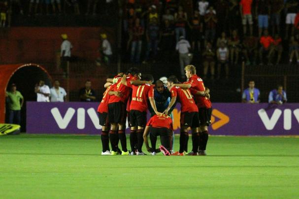 Não deu muito tempo para o Internacional mostrar a que veio. Com um primeiro tempo sufocante, o Sport logo abriu 3 a 0 no placar e somente administrou o resultado na 2ª etapa, diante de um rival que mal conseguiu se achar em campo