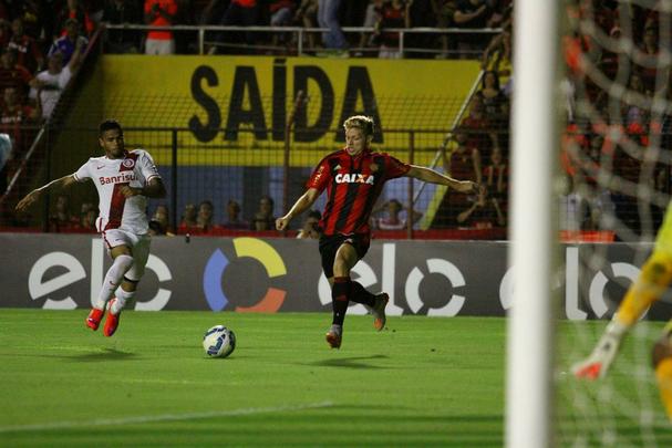 Não deu muito tempo para o Internacional mostrar a que veio. Com um primeiro tempo sufocante, o Sport logo abriu 3 a 0 no placar e somente administrou o resultado na 2ª etapa, diante de um rival que mal conseguiu se achar em campo
