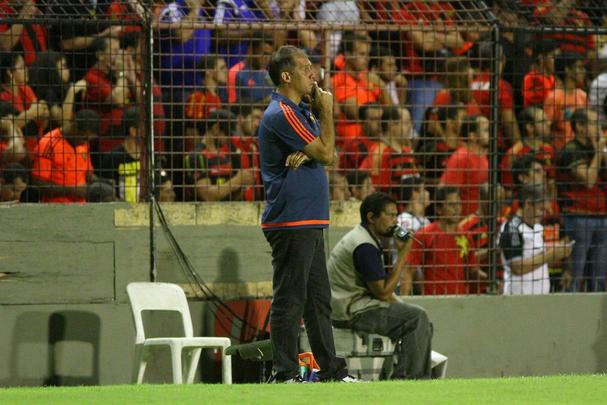 Não deu muito tempo para o Internacional mostrar a que veio. Com um primeiro tempo sufocante, o Sport logo abriu 3 a 0 no placar e somente administrou o resultado na 2ª etapa, diante de um rival que mal conseguiu se achar em campo