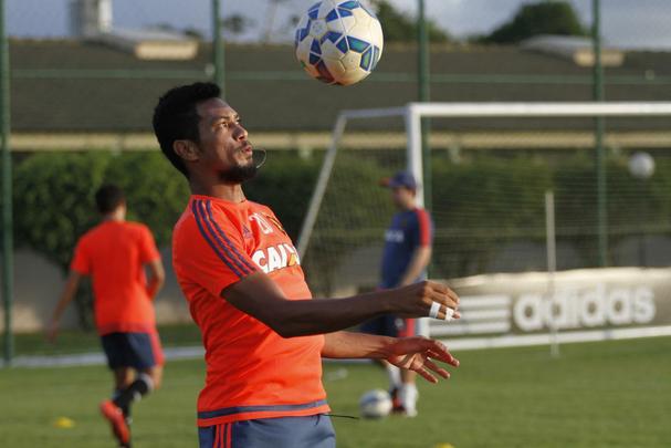 No treino realizado no CT do clube, Eduardo Baptista observou as opes para o jogo contra o Palmeiras, na Arena Pernambuco. As novidades da movimentao foram o atacante lber, que se recupera de leso, e o volante/lateral-direito Ferrugem, mais nova contratao do clube. O atacante Hernane Brocador, ainda no aguardo da regularizao, continua apenas treinando