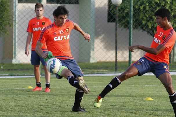 No treino realizado no CT do clube, Eduardo Baptista observou as opes para o jogo contra o Palmeiras, na Arena Pernambuco. As novidades da movimentao foram o atacante lber, que se recupera de leso, e o volante/lateral-direito Ferrugem, mais nova contratao do clube