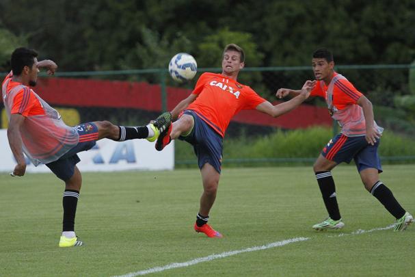 No treino realizado no CT do clube, Eduardo Baptista observou as opes para o jogo contra o Palmeiras, na Arena Pernambuco. As novidades da movimentao foram o atacante lber, que se recupera de leso, e o volante/lateral-direito Ferrugem, mais nova contratao do clube