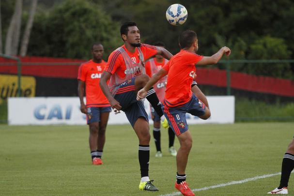 No treino realizado no CT do clube, Eduardo Baptista observou as opções para o jogo contra o Palmeiras, na Arena Pernambuco. As novidades da movimentação foram o atacante Élber, que se recupera de lesão, e o volante/lateral-direito Ferrugem, mais nova contratação do clube