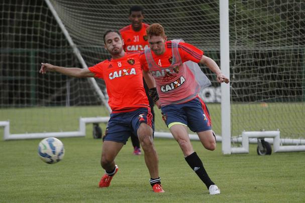 No treino realizado no CT do clube, Eduardo Baptista observou as opções para o jogo contra o Palmeiras, na Arena Pernambuco. As novidades da movimentação foram o atacante Élber, que se recupera de lesão, e o volante/lateral-direito Ferrugem, mais nova contratação do clube