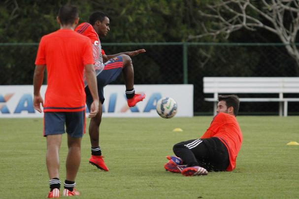 No treino realizado no CT do clube, Eduardo Baptista observou as opções para o jogo contra o Palmeiras, na Arena Pernambuco. As novidades da movimentação foram o atacante Élber, que se recupera de lesão, e o volante/lateral-direito Ferrugem, mais nova contratação do clube