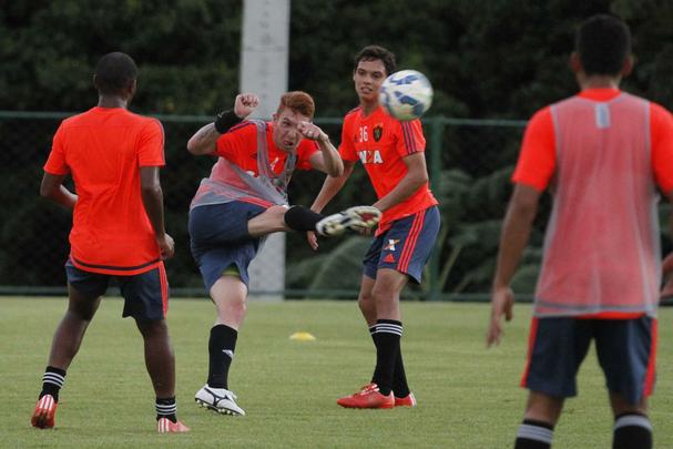 No treino realizado no CT do clube, Eduardo Baptista observou as opções para o jogo contra o Palmeiras, na Arena Pernambuco. As novidades da movimentação foram o atacante Élber, que se recupera de lesão, e o volante/lateral-direito Ferrugem, mais nova contratação do clube