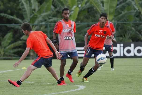 No treino realizado no CT do clube, Eduardo Baptista observou as opções para o jogo contra o Palmeiras, na Arena Pernambuco. As novidades da movimentação foram o atacante Élber, que se recupera de lesão, e o volante/lateral-direito Ferrugem, mais nova contratação do clube